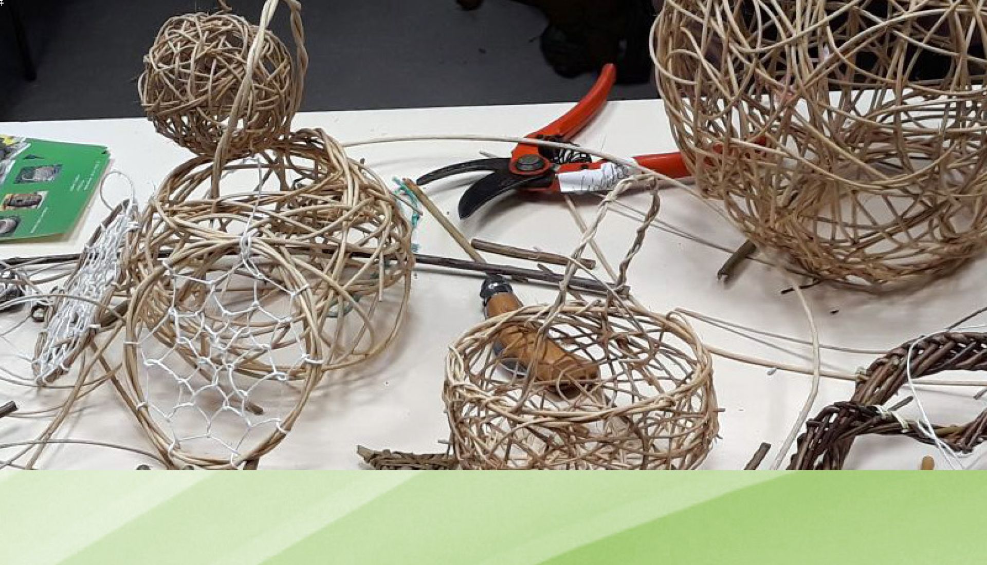 Atelier vannerie — Mangeoire à oiseaux et tressage aléatoire