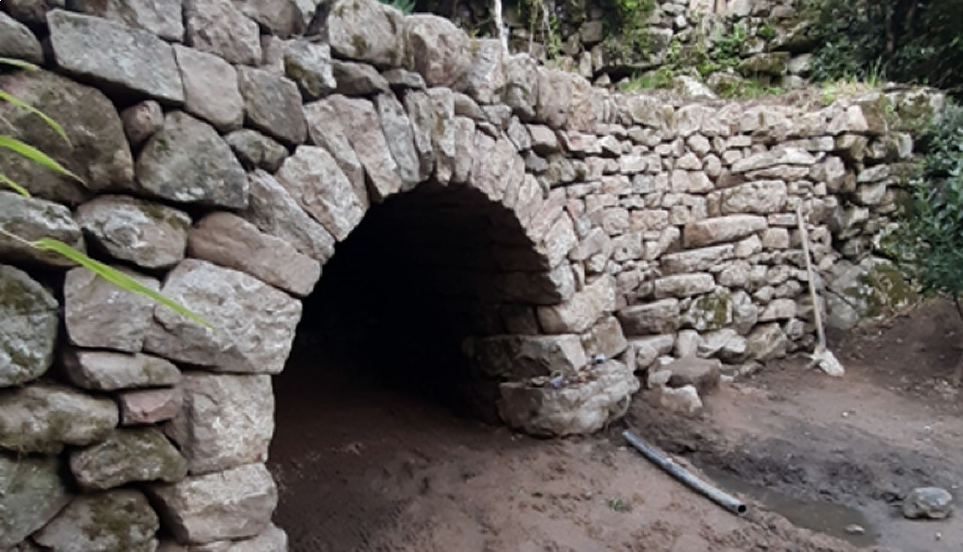 Reconstruction d'un mur en pierre sèche