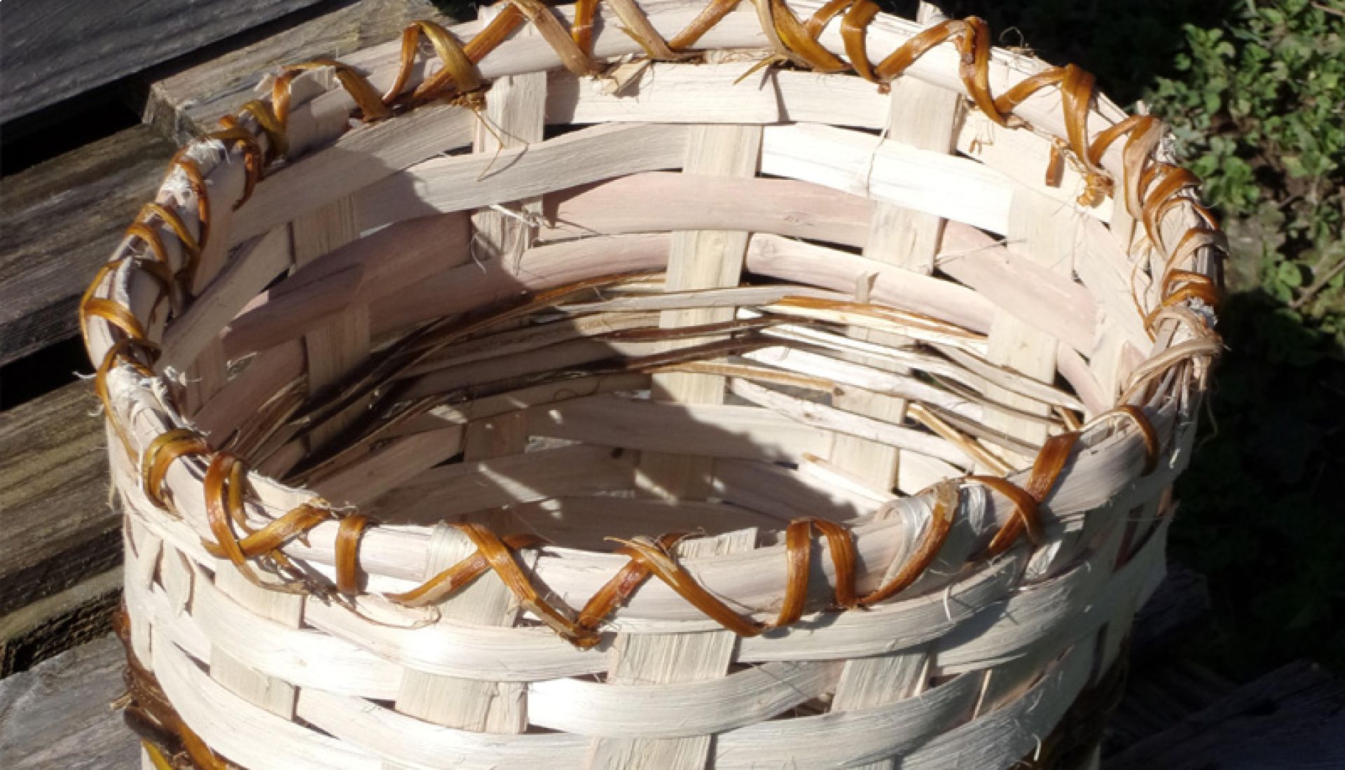 Fabrication d’une corbeille en châtaignier